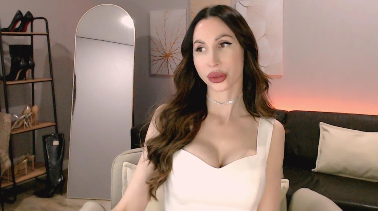 Webcam chat profile for EllaSea: Leather