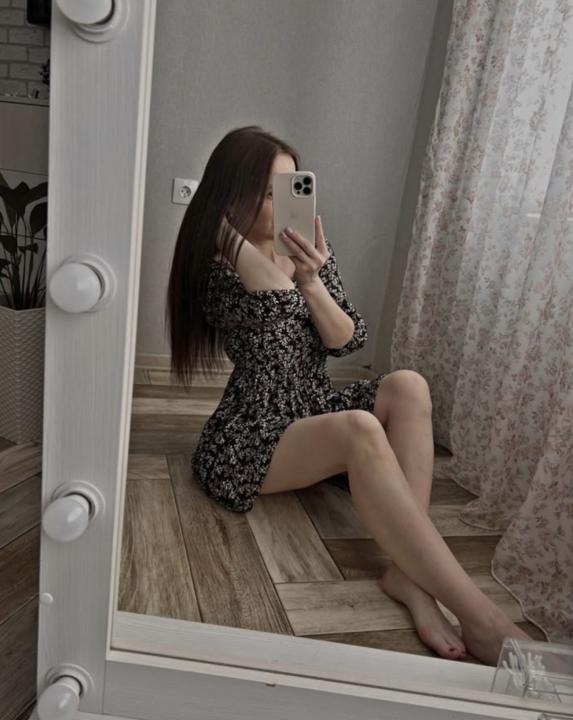 Webcam chat profile for EleanorFlower: Legs, feet & shoes
