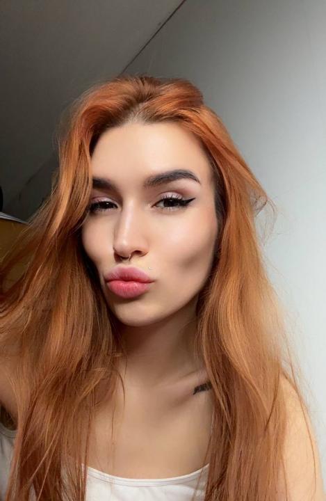 Webcam chat profile for Polza: Outfits