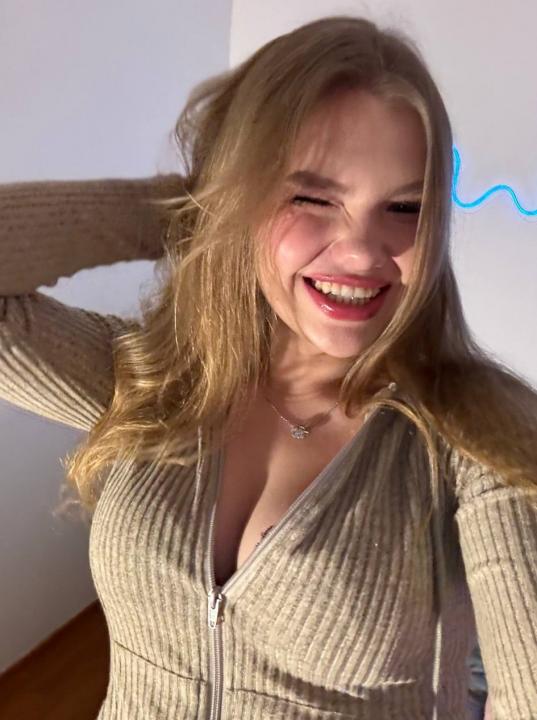 Webcam chat profile for ChloeSinclair: Travel