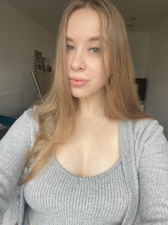 Webcam chat profile for AnnaCare: Travel