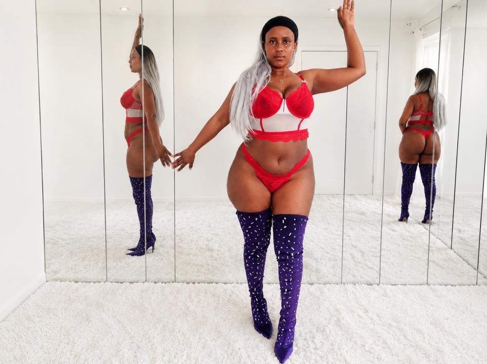 Webcam chat profile for ThiccBaddieXO: Bondage & discipline