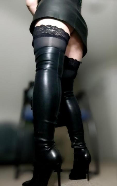 Webcam chat profile for 0001Brunette: Dominatrix
