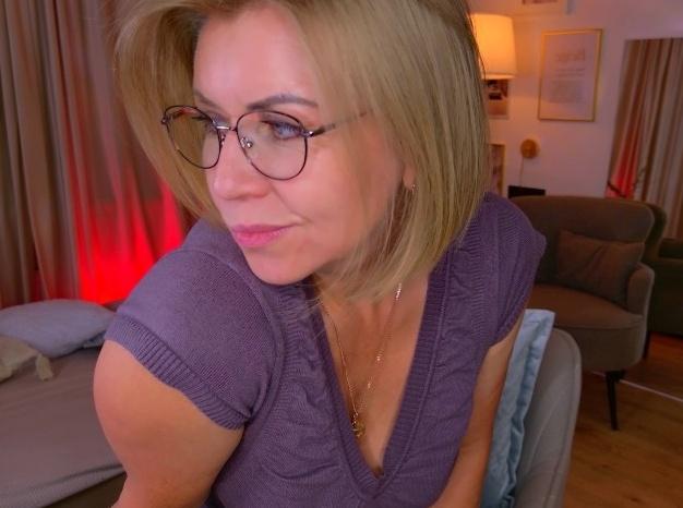 Webcam chat profile for AnnieLight: Legs, feet & shoes