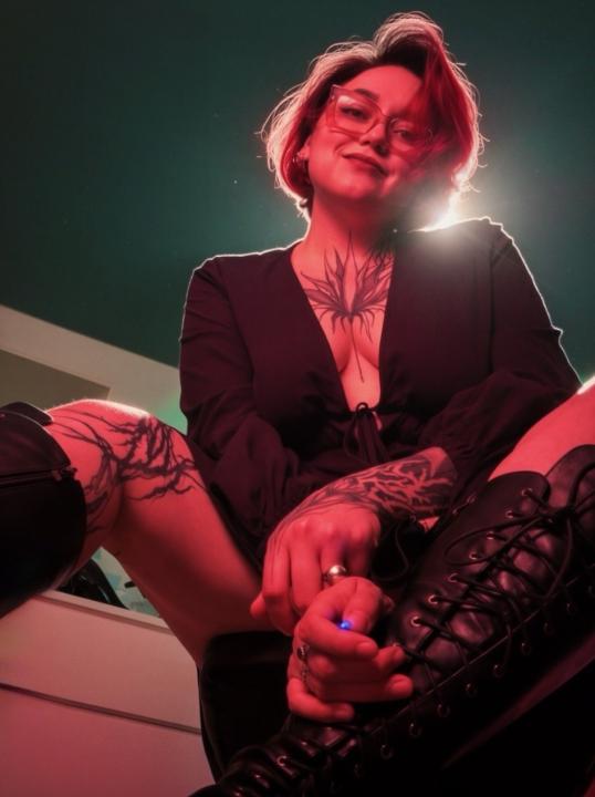 Webcam chat profile for TrueAlice: Slaves