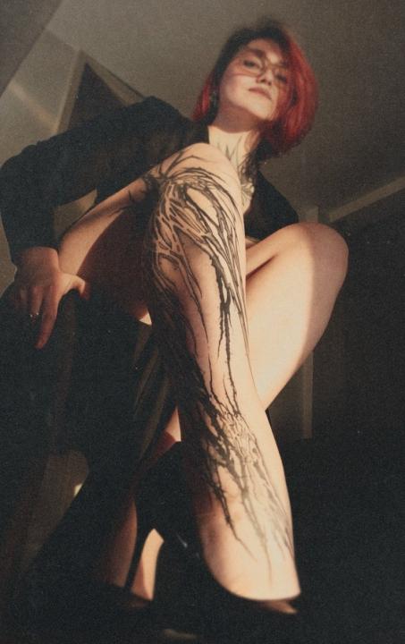 Webcam chat profile for TrueAlice: Legs, feet & shoes