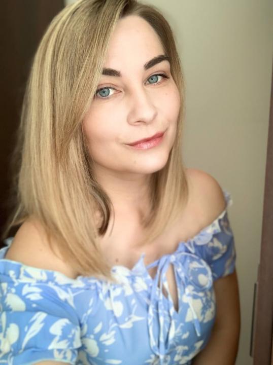 Webcam chat profile for LilacMuse: Ask about my Hobbies