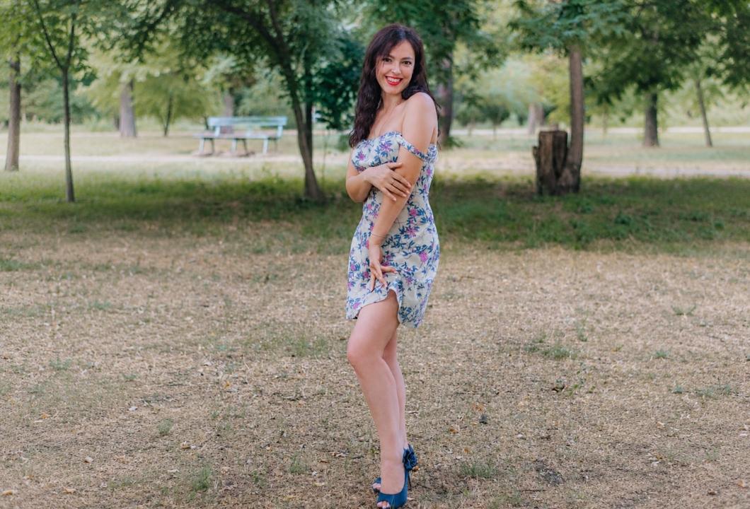 Webcam chat profile for JuicyBuns: Legs, feet & shoes