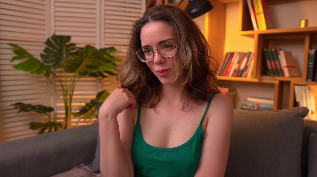 Webcam chat profile for SunnyTeaze: Kissing