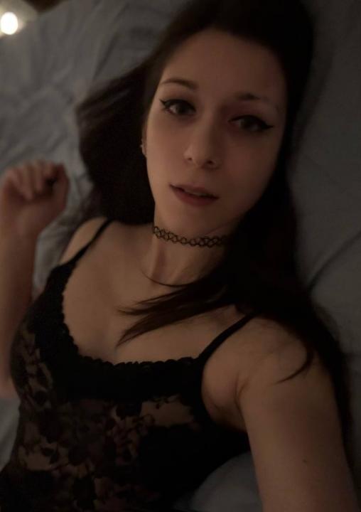 Webcam chat profile for RosyMuse: Legs, feet & shoes