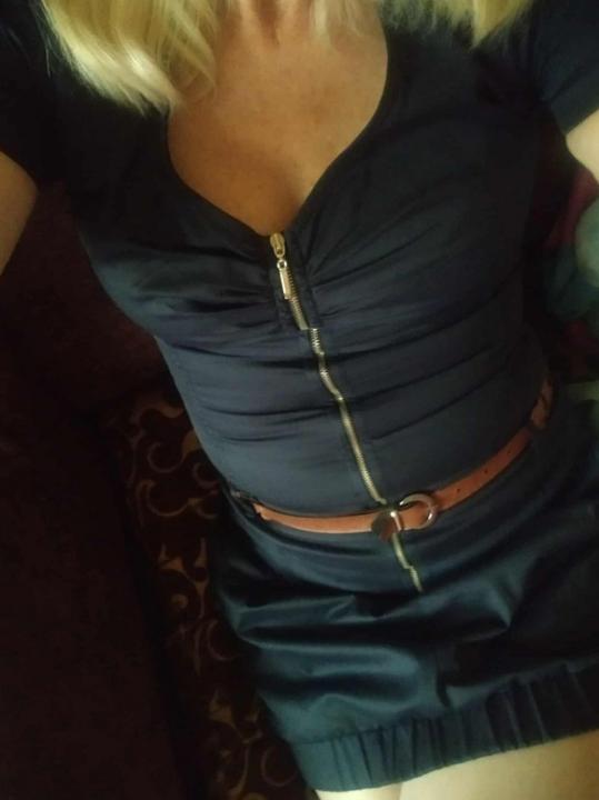 Webcam chat profile for RitaOra: Legs, feet & shoes