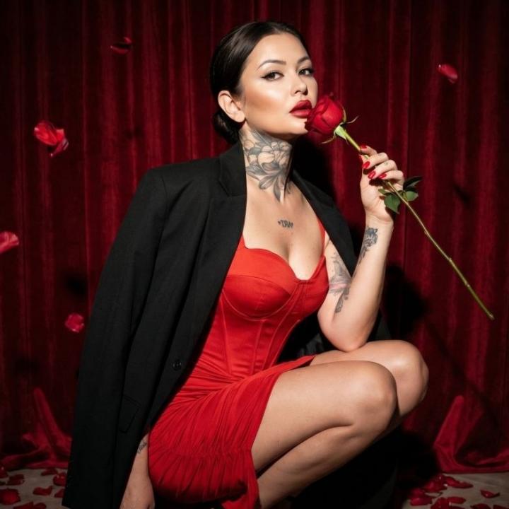 Webcam chat profile for BellaAleksa: Legs, feet & shoes