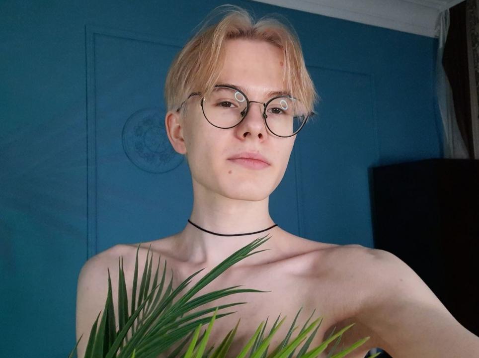 Webcam chat profile for LiamBlair: Nipple play