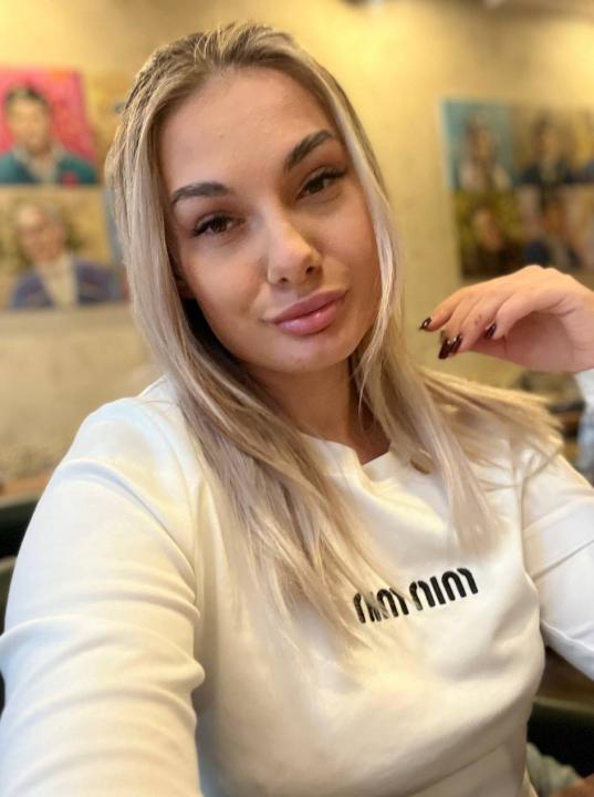 Webcam chat profile for Evelinaa: Legs, feet & shoes