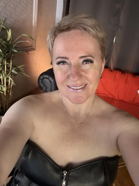 Webcam chat profile for NikaSmit: Leather