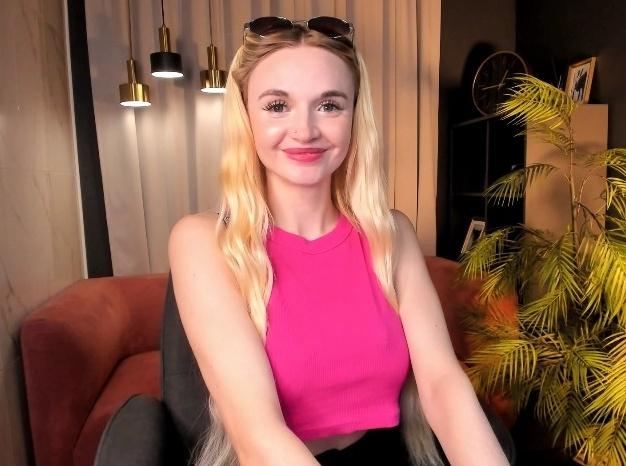 Webcam chat profile for MilaLux: Legs, feet & shoes