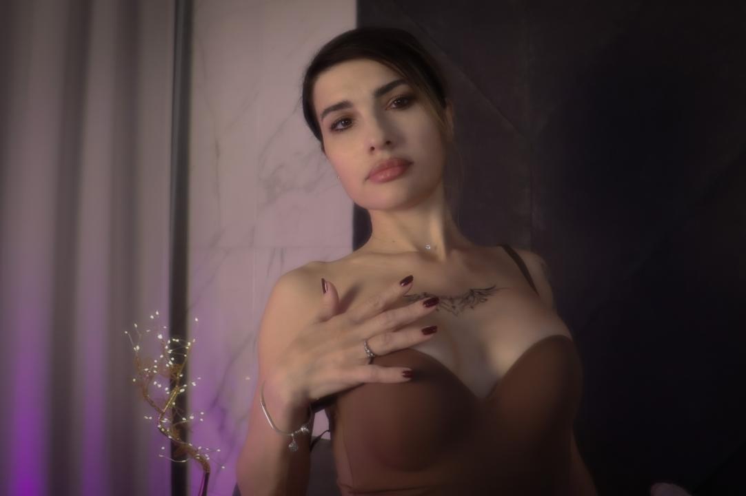 Webcam chat profile for AdeleNovak: Kissing