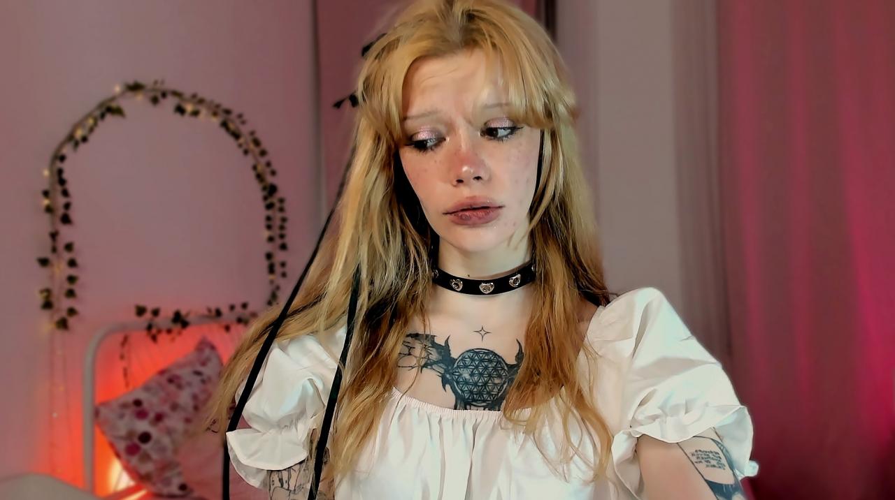 Webcam chat profile for SweetMell: Leather