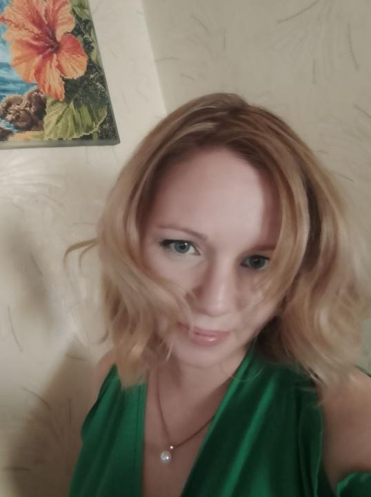 Webcam chat profile for Qerlune: Ask about my Hobbies