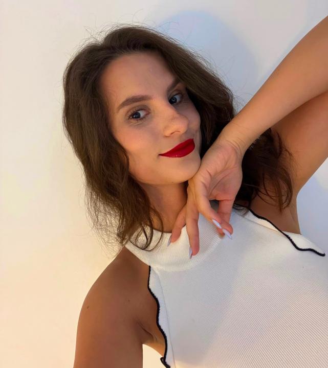 Webcam chat profile for MiaPrestigo: Dancing