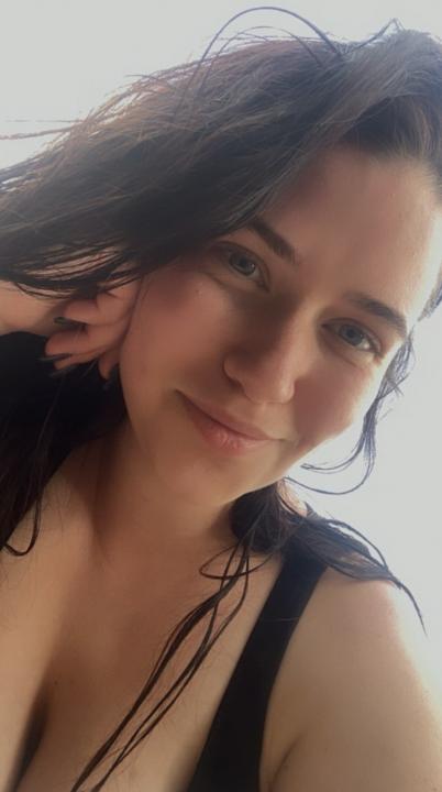 Webcam chat profile for Solaria: Books/Reading