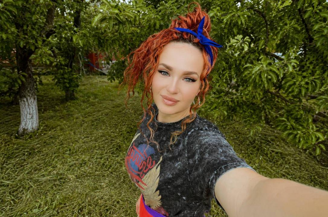 Webcam chat profile for YourMiraa: Cooking