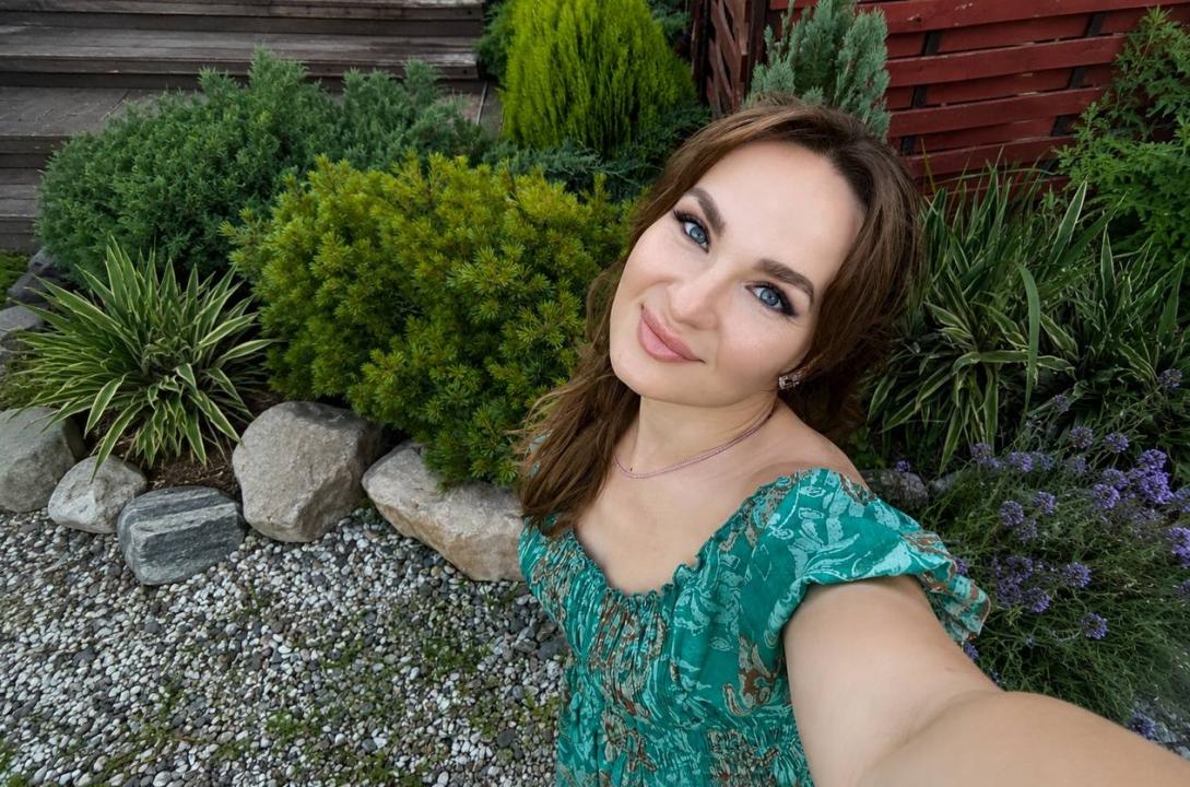 Webcam chat profile for YourMiraa: Cooking