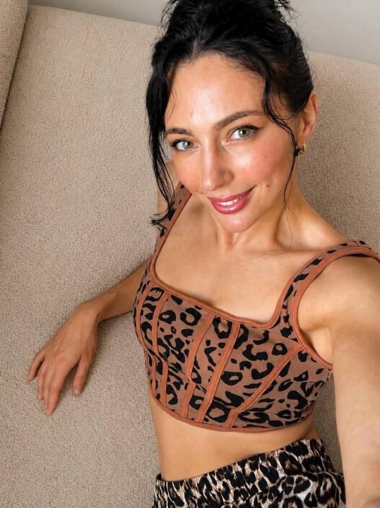 Webcam chat profile for Feniksa: Legs, feet & shoes