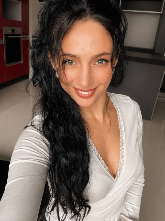 Webcam chat profile for Feniksa: Legs, feet & shoes