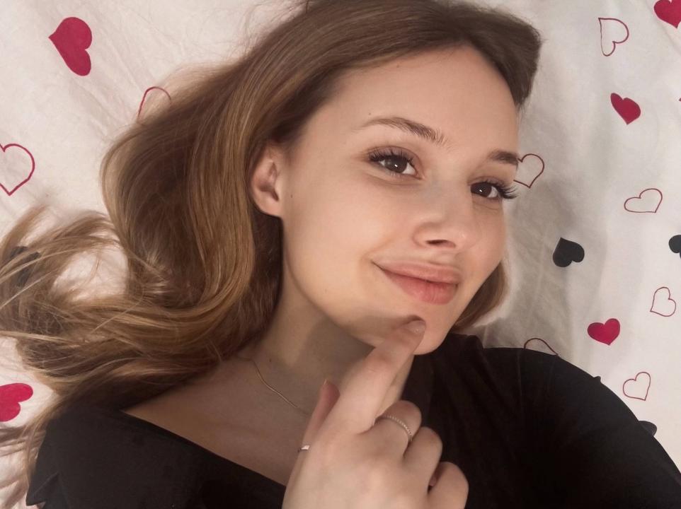 Webcam chat profile for Beti: Ask about my Hobbies