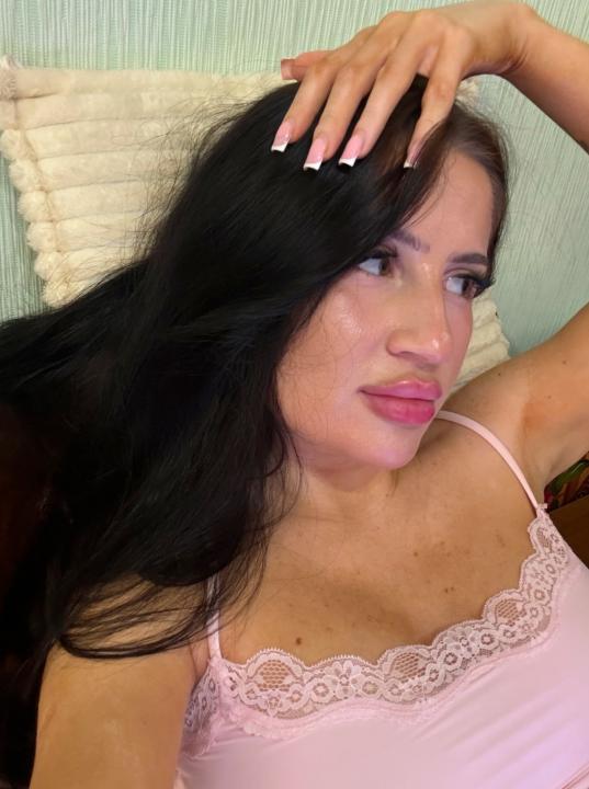 Webcam chat profile for KrisQueen77: Kissing