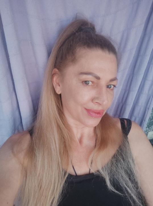 Webcam chat profile for Delira