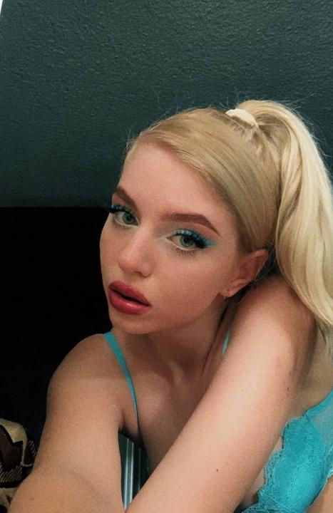 Webcam chat profile for 01LovelyAngell