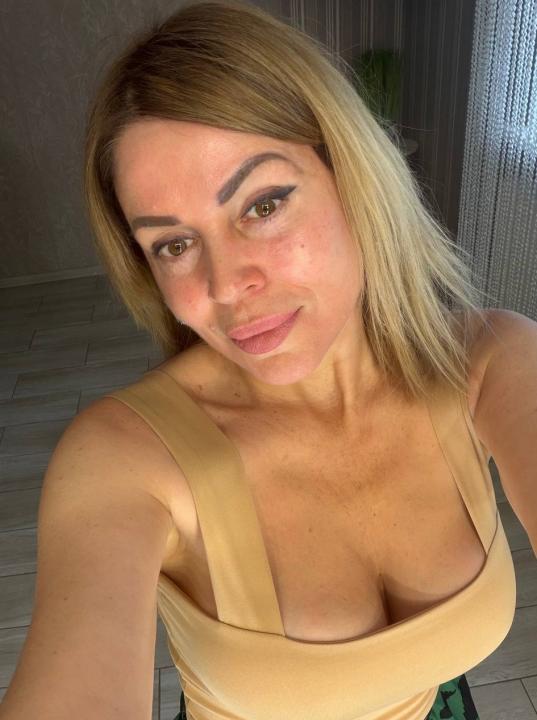 Webcam chat profile for GoddessVip: Legs, feet & shoes