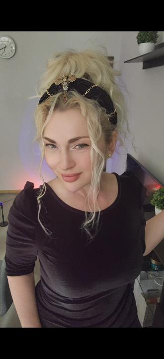 Webcam chat profile for VickyLuxe: Latex & rubber