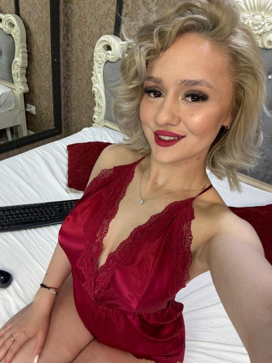 Webcam chat profile for IvyQuin: Leather