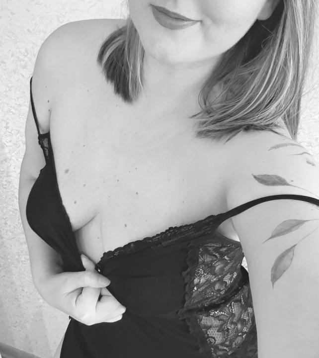 Webcam chat profile for JessicaVibe: Legs, feet & shoes