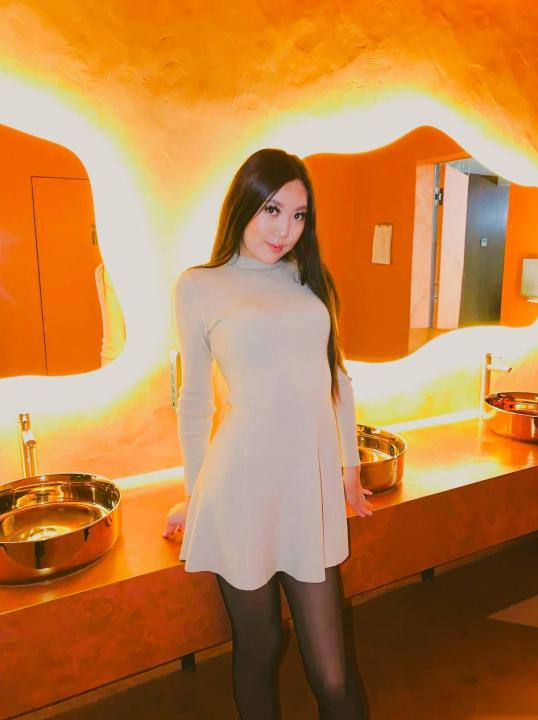 Webcam chat profile for aikotenchi: Legs, feet & shoes