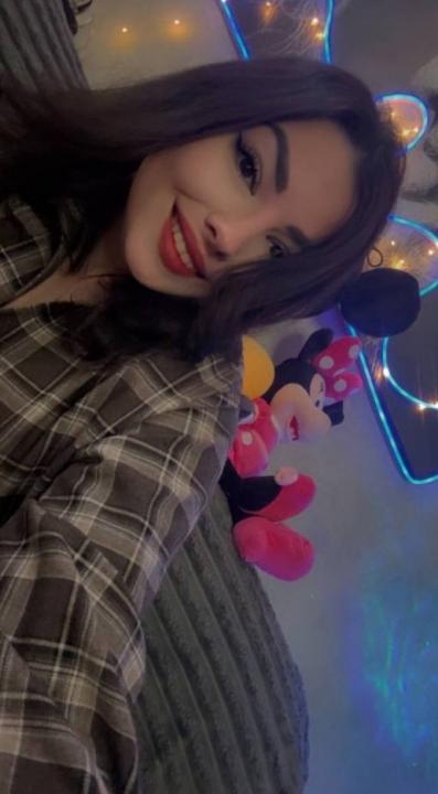 Webcam chat profile for Ameli: Smoking