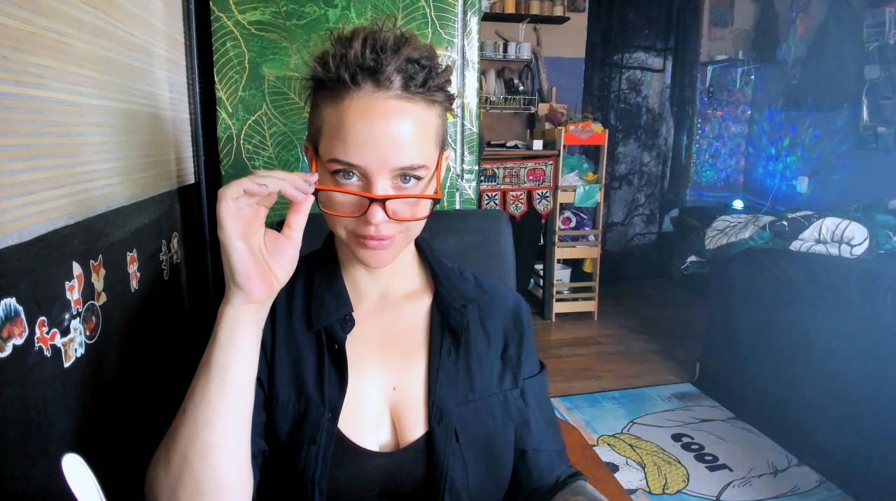 Webcam chat profile for LisaFoxy: Legs, feet & shoes