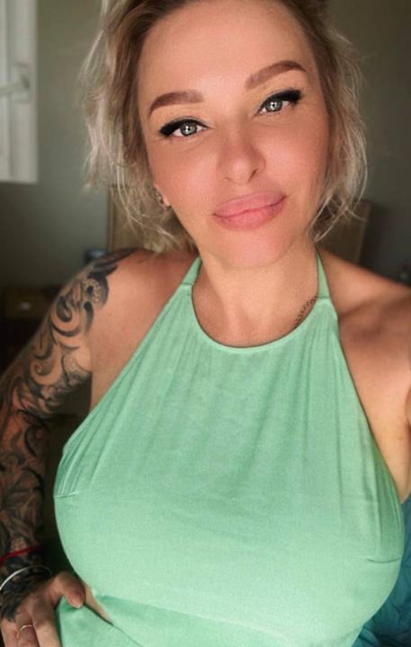 Webcam chat profile for HollydayMoly: Piercings & tattoos