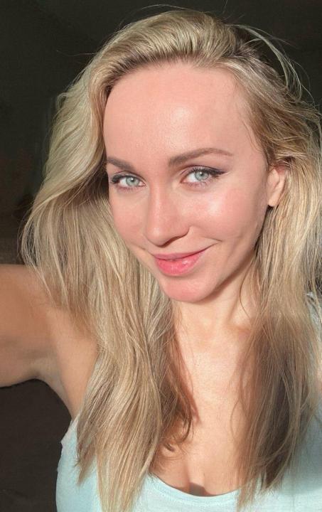 Webcam chat profile for Alicia3: Travel