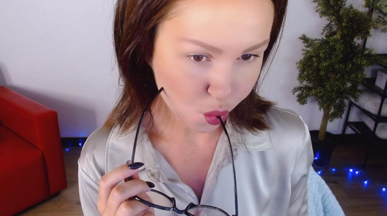 Webcam chat profile for VickyGold: Kissing