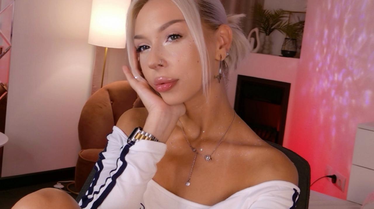 Webcam chat profile for AlaskaLane: Legs, feet & shoes
