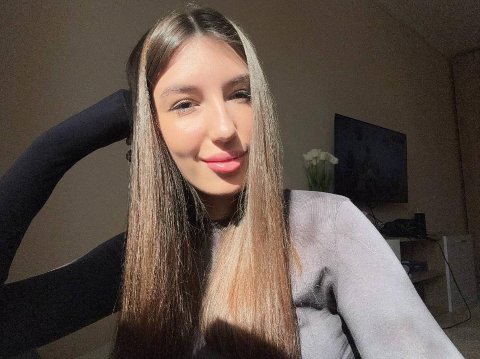 Webcam chat profile for Kaira: Ask about my Hobbies