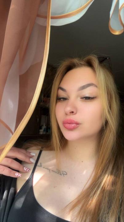 Webcam chat profile for AlyssaFit: Outfits