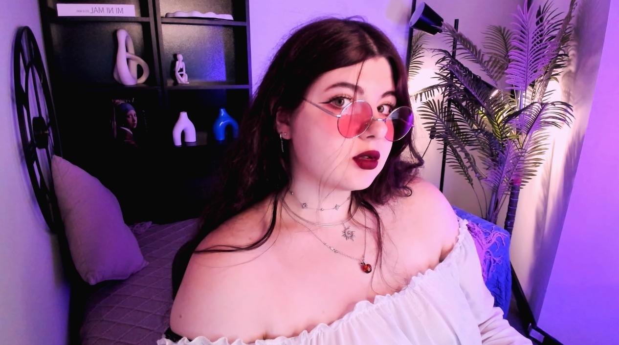 Webcam chat profile for SienaWest: Legs, feet & shoes