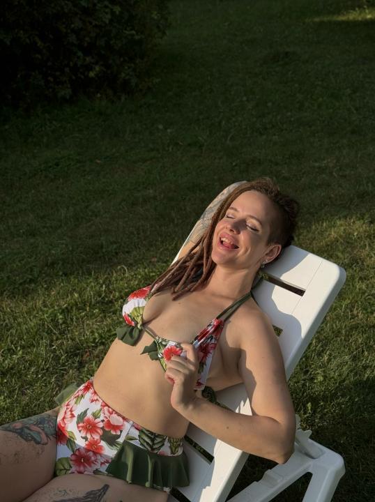 Webcam chat profile for LisaFoxy: Legs, feet & shoes
