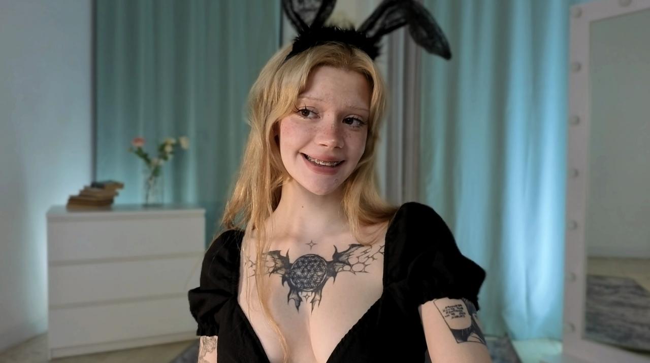 Webcam chat profile for SweetMell: Leather