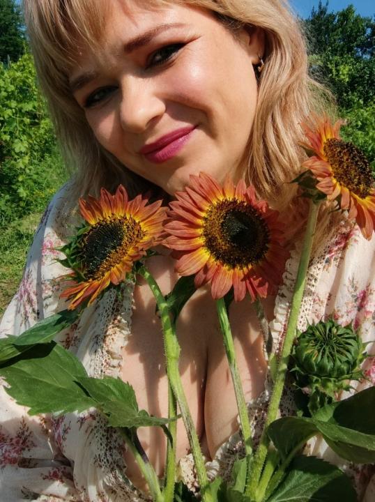 Webcam chat profile for Tersia: Ask about my Hobbies